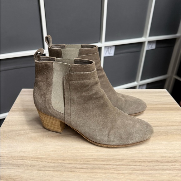 Vince Vero Cuoio Hallie Grey Tan Suede Ankle Chelsea Chunky Heel Boots - Picture 2 of 10
